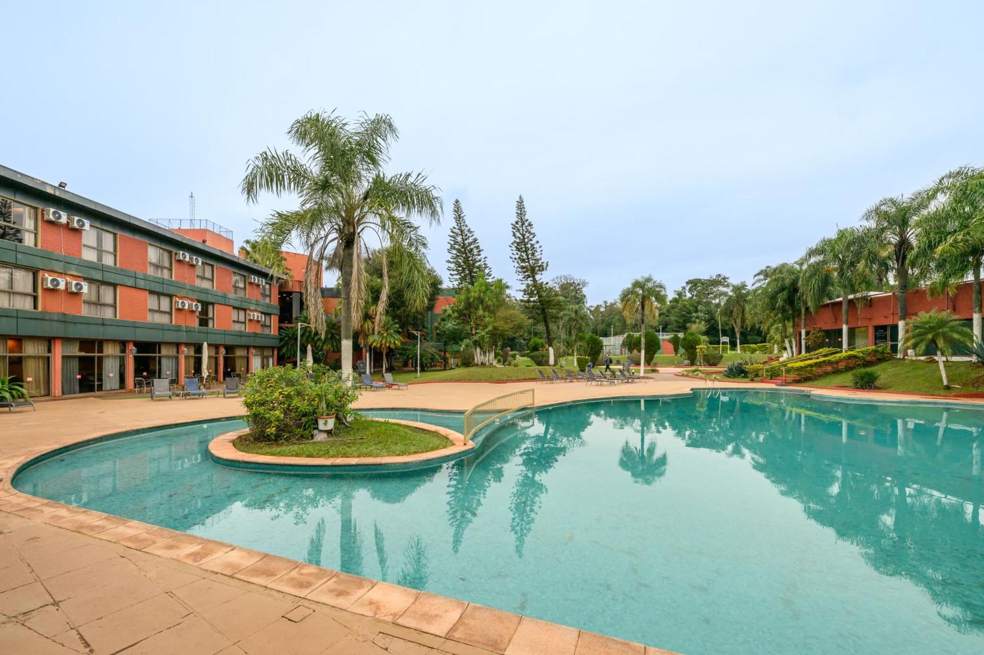 엑스 호텔 카타라타스 푸에르토이과수 외부 사진 The swimming pool at the hotel