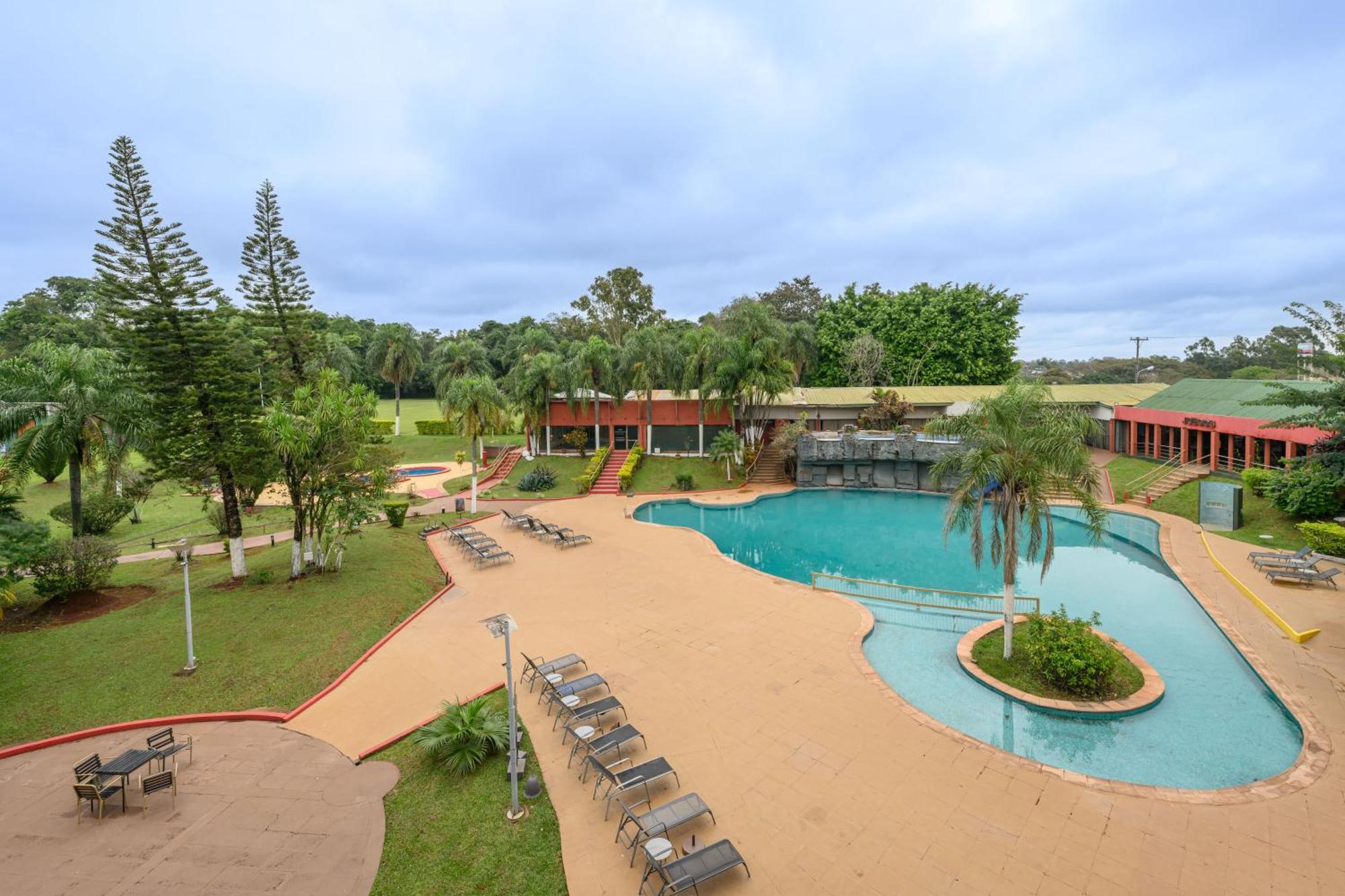 엑스 호텔 카타라타스 푸에르토이과수 외부 사진 The resort's swimming pool