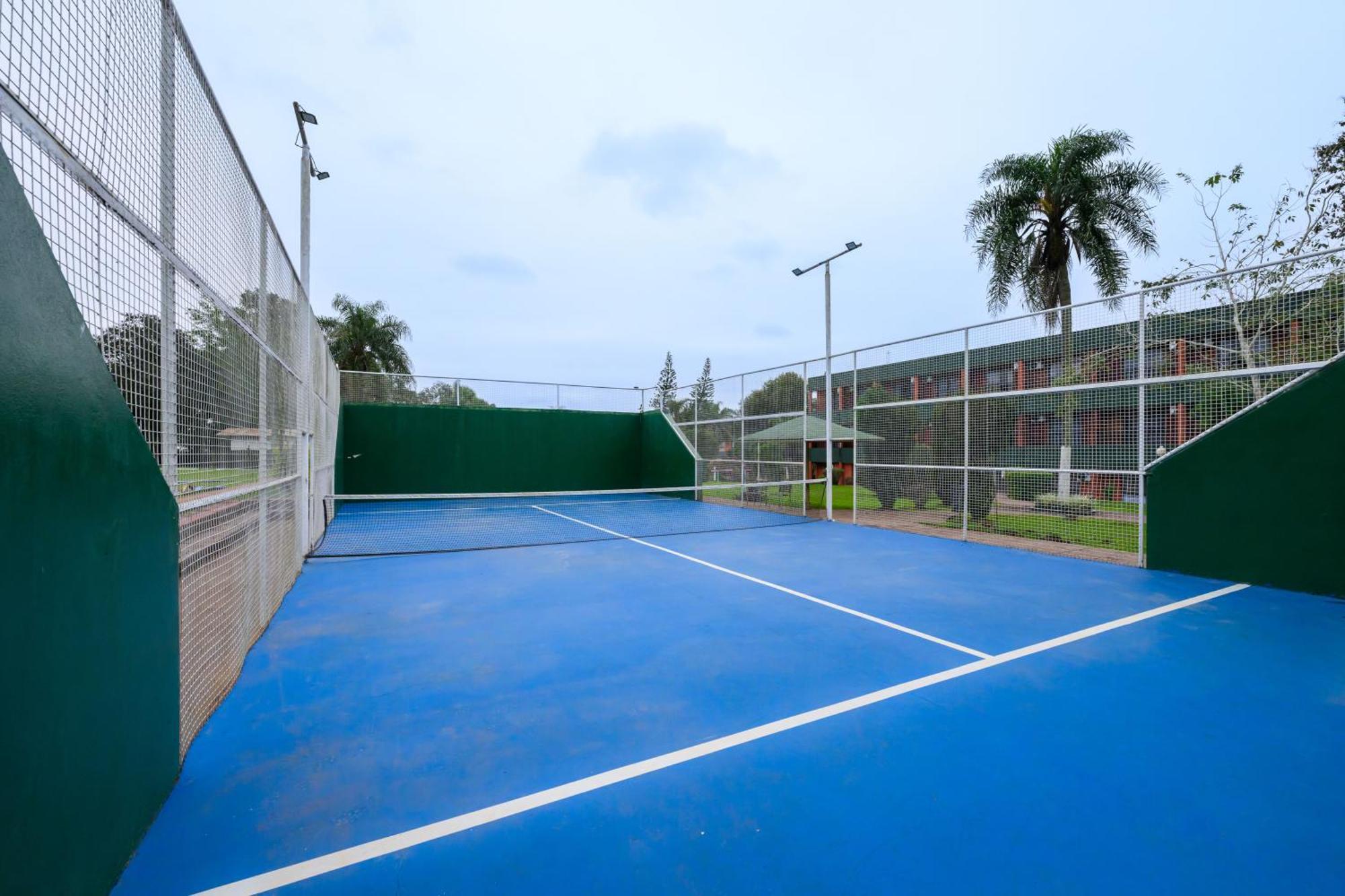엑스 호텔 카타라타스 푸에르토이과수 외부 사진 A paddle tennis court