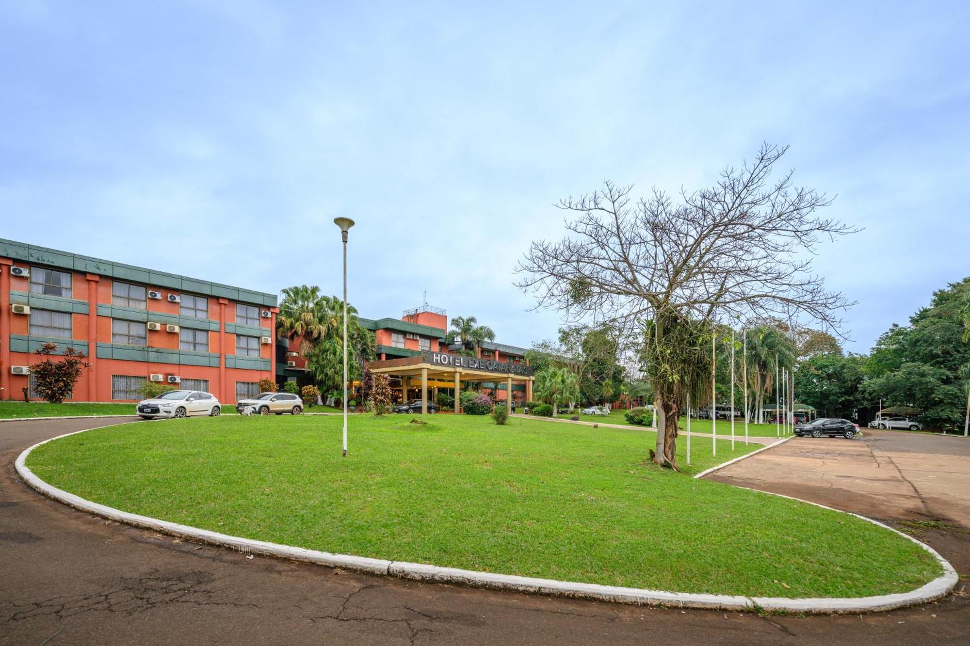 엑스 호텔 카타라타스 푸에르토이과수 외부 사진 The main campus of the University of the South Pacific in Suva, Fiji.