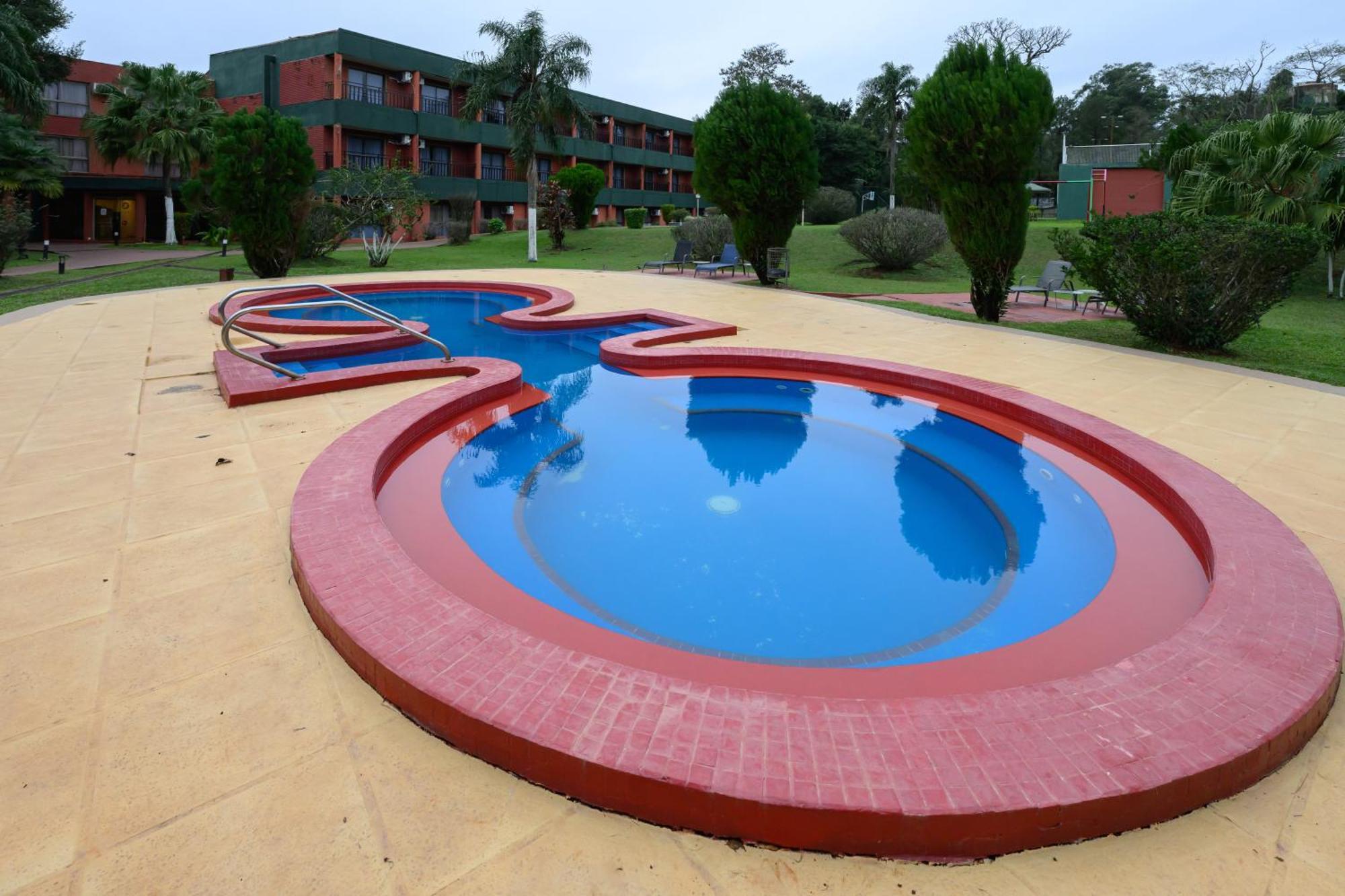 엑스 호텔 카타라타스 푸에르토이과수 외부 사진 The resort's swimming pool