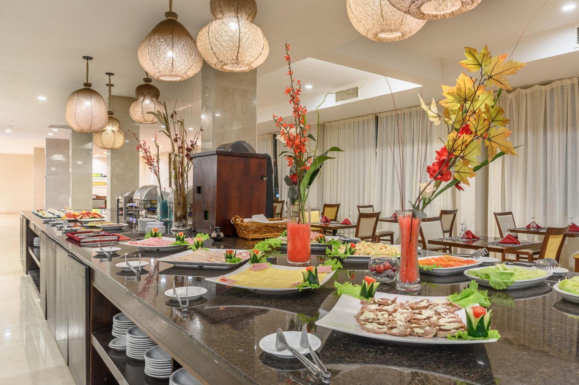 엑스 호텔 카타라타스 푸에르토이과수 외부 사진 A buffet at a hotel