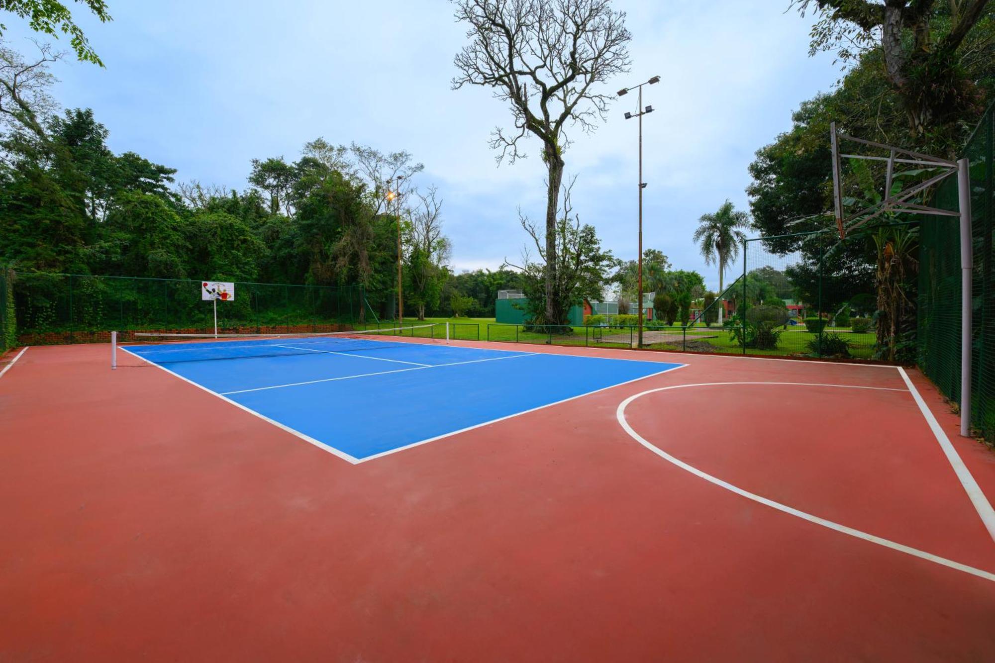 엑스 호텔 카타라타스 푸에르토이과수 외부 사진 Tennis and Basketball Courts